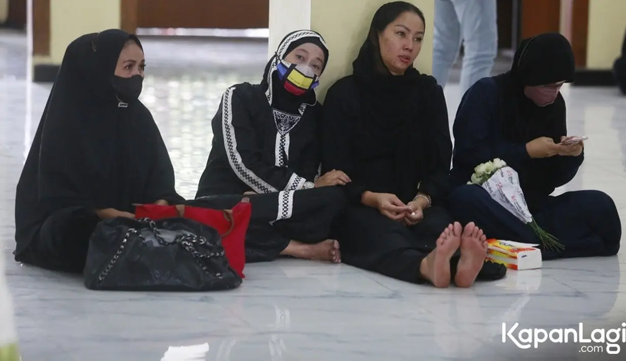 Pemakaman Ibu Kalina Ocktaranny (Muhammad Akrom Sukarya/KapanLagi.com)