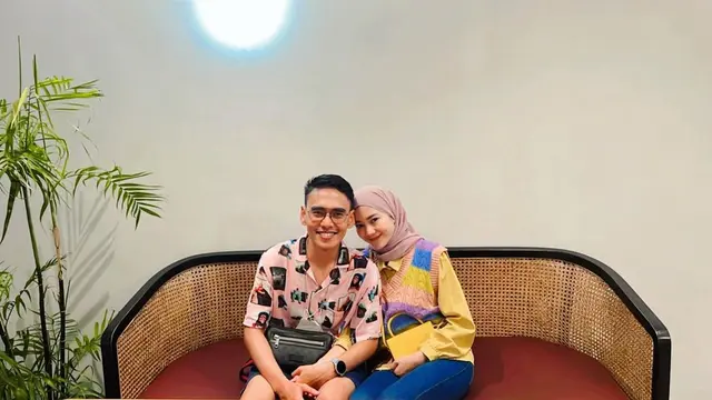 Akui Sudah Menikah di Makkah, Ini 6 Potret Mesra Beni Mulyana dan Istri