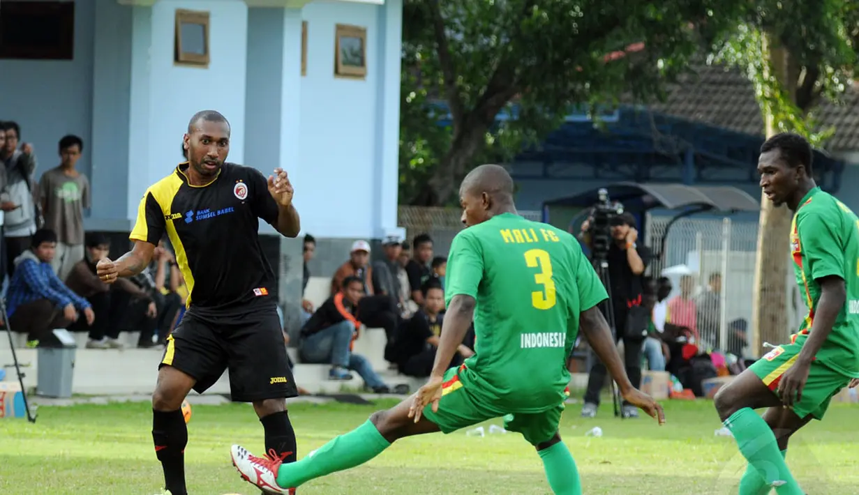 Penyerang Sriwijaya FC, Patrich Wanggai (kiri) berusaha mengecoh pemain Mali FC saat laga uji coba di Lapangan Soetasoma Halim Perdanakusuma, Jakarta (8/1/2015). Sriwijaya FC unggul 6-2 atas Mali FC. (Liputan6.com/Helmi Fithriansyah)