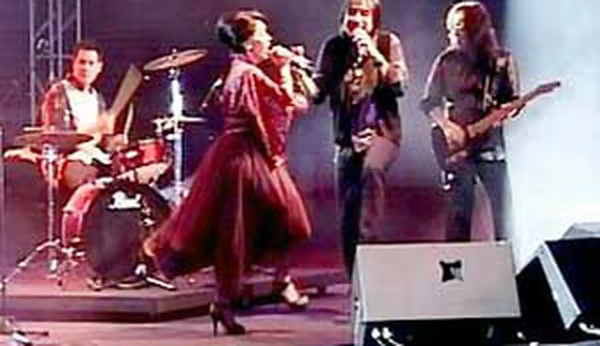 Konser reuni grup musik KLA Project di Hotel Grand Indonesia, Jakarta. Konser ini ditonton oleh sekitar 1.800 penggemarnya.