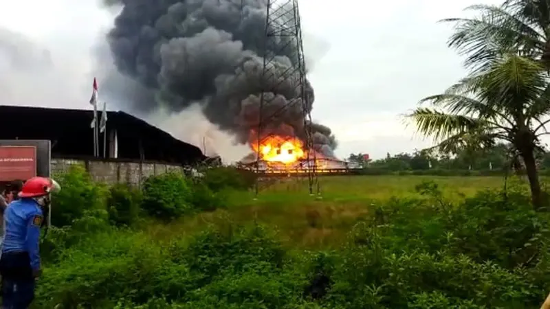 Belasan Jam Terbakar, Damkar Sempat Kewalahan Padamkan Api Pabrik Busa di Cirebon