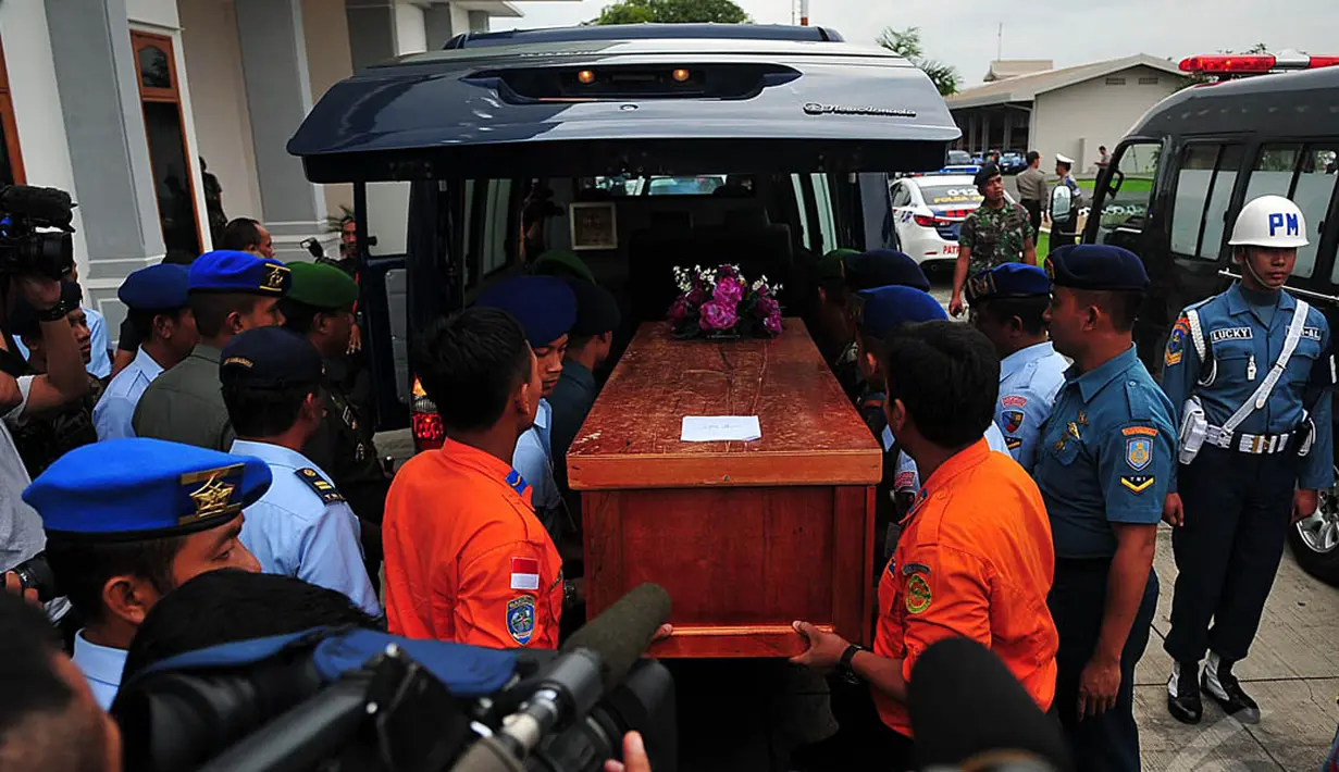 Peti jenazah korban pesawat AirAsia QZ8501 saat dimasukkan kedalam mobil ambulans oleh petugas, Jatim, Rabu (31/12/2014). (Liputan6.com/Johan Tallo)