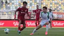 Pemain muda Persija Jakarta, Figo Dennis (kiri), berusaha menguasai bola saat mendapat kawalan pemain PSMS Medan pada laga terakhir Grup B Piala Presiden 2026 di Stadion Gelora Bung Tomo, Surabaya, Sabtu (1/8/2026). Gelandang muda tersebut kembali mendapat kepercayaan dari pelatih Shin Tae-yong dan turut membantu Macan Kemayoran meraih kemenangan 4-1 untuk memastikan langkah ke semifinal menghadapi Persib Bandung. (Bola.com/Wahyu Pratama)