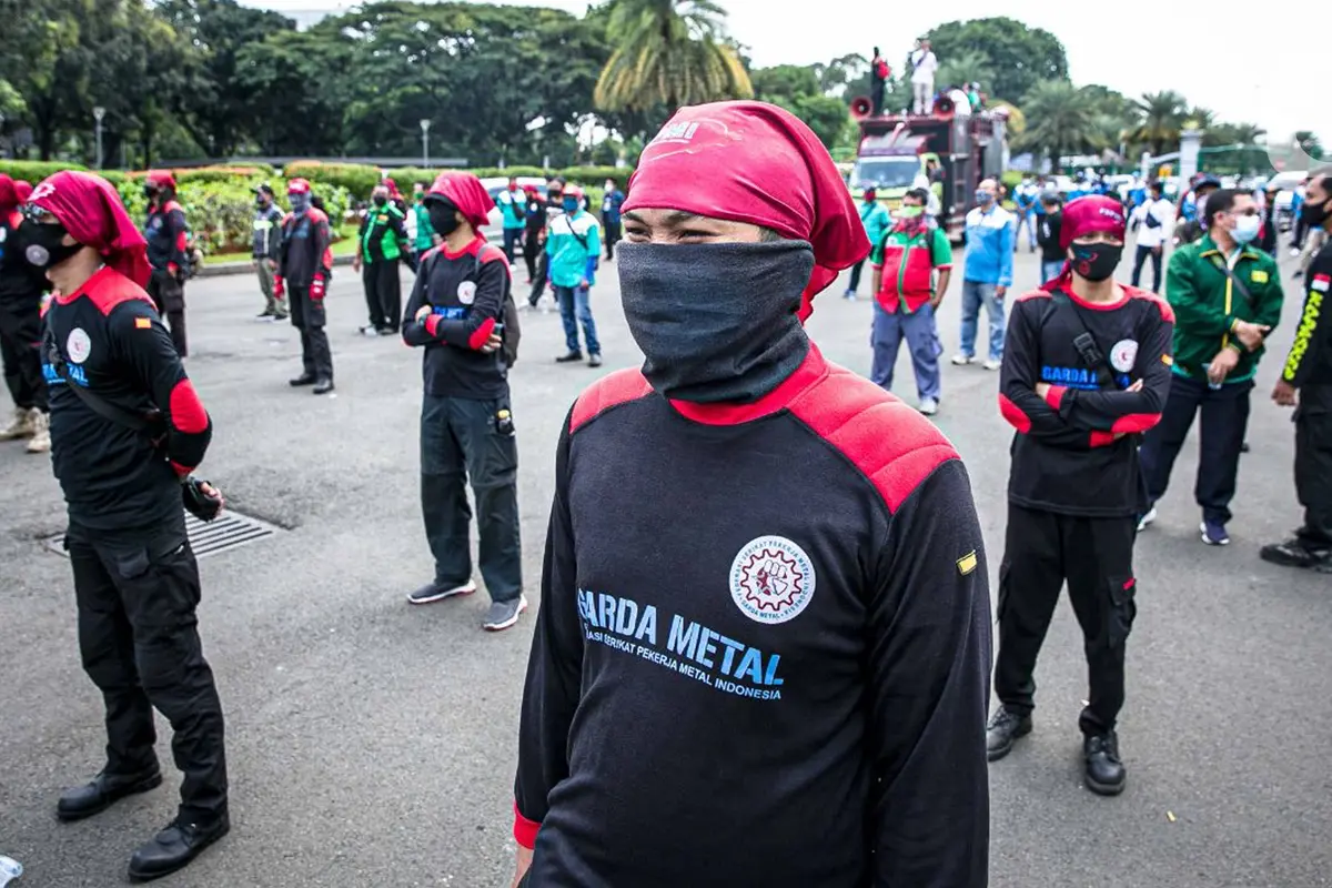 FOTO: Geruduk MK, Buruh Tuntut THR hingga Pengusutan Dugaan Korupsi BPJS Ketenagakerjaan