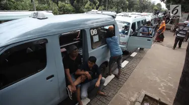 Sejumlah sopir angkot Tanah Abang melakukan aksi dengan memarkirkan angkotnya di depan Balai Kota DKI Jakarta, Rabu (31/1). Dalam aksinya mereka menolak penutupan Jalan Jatibaru. (Liputan6.com/Arya Manggala)