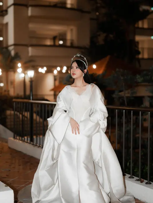 Selain Mahalini, Lyodra juga baru saja mengunggah potret dirinya mengenakan gaun putih bak pengantin saat manggung nyanyi. [Foto: Instagram/lyodraofficial]