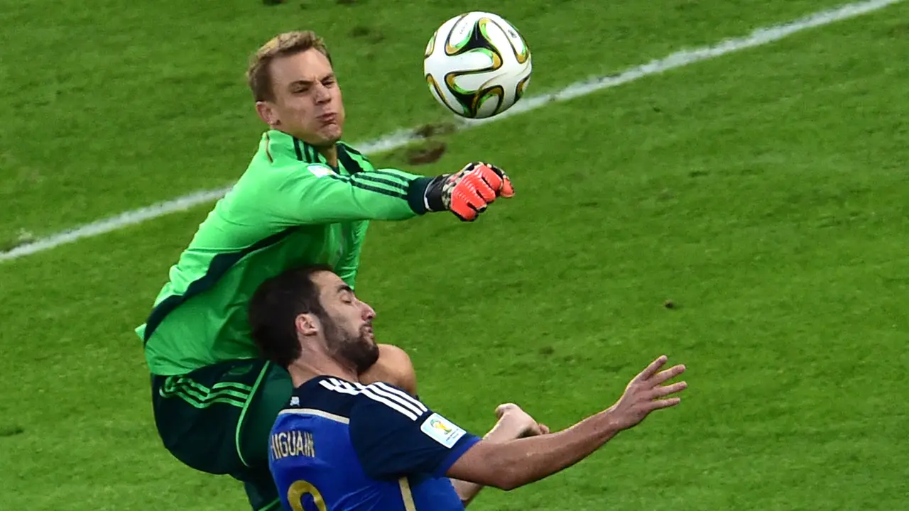 Foto: 5 Kiper Peraih Golden Glove Pada 5 Edisi Terakhir Piala Dunia, Neuer dan Courtois Saling Sikut untuk Raih Gelar Kedua