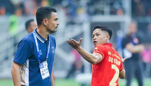 Pemain Persija Jakarta, Rio Fahmi bersitegang dengan pelatih Persita Tangerang, Carlos Pena, dalam laga pekan pertama BRI Super League 2025/2026 di Jakarta International Stadium (JIS), Minggu (10/8/2025) malam WIB. (Bola.com/M Iqbal Ichsan)