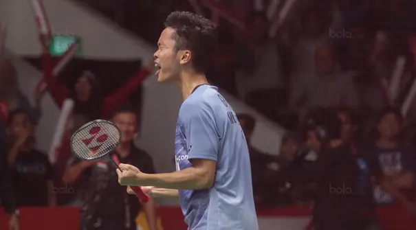 Ekspresi Anthony Ginting usai kalahkan Chen Long  pada perempatfinal Daihatsu Indonesia Master 2018 di Istora Senayan, Kamis (26/1/2018). Ginting menang 	21-11 16-21 21-18. (Bola.com/Nick Hanoatubun)