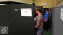 Tim ahli bersama tim penyidik Dirtipikor Bareskrim melakukan pemeriksaan secara teliti terhadap daya UPS untuk melengkapi berkas penyelidikan, Jakarta, Kamis (11/6/2015). Pemeriksaan bertujuan sebagai pemenuhan alat bukti. (Liputan6.com/Yoppy Renato)
