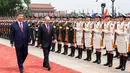 Presiden Rusia Vladimir Putin (kanan) dan Presiden China Xi Jinping memeriksa barisan kehormatan selama upacara penyambutan di Balai Besar Rakyat, Beijing, China, pada Rabu 20 Mei 2026. (Alexander Kazakov, Sputnik, Kremlin Pool Photo via AP)