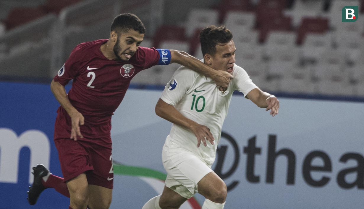 Gelandang Timnas Indonesia, Egy Maulana, ditarik wajahnya oleh bek Qatar, Nasir Baksh, pada laga AFC U-19 Championship di SUGBK, Jakarta, Minggu (21/10). Indonesia kalah 5-6 dari Qatar. (Bola.com/Vitalis Yogi Trisna)
