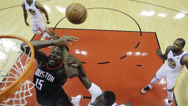 Aksi Clint Capela saat bantu Rockets kalahkan Warriors di gim kedua final wilayah barat NBA