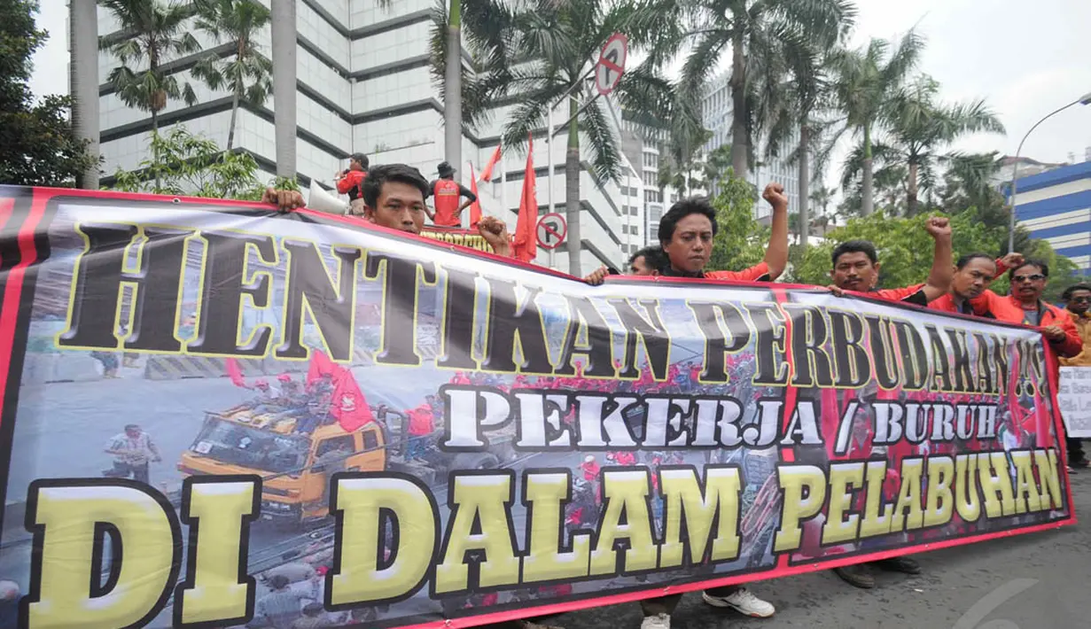 Massa melakukan aksi di depan Kementerian Perhubungan, Jakarta, Selasa (11/11/2014). (Liputan6.com/Herman Zakharia) 