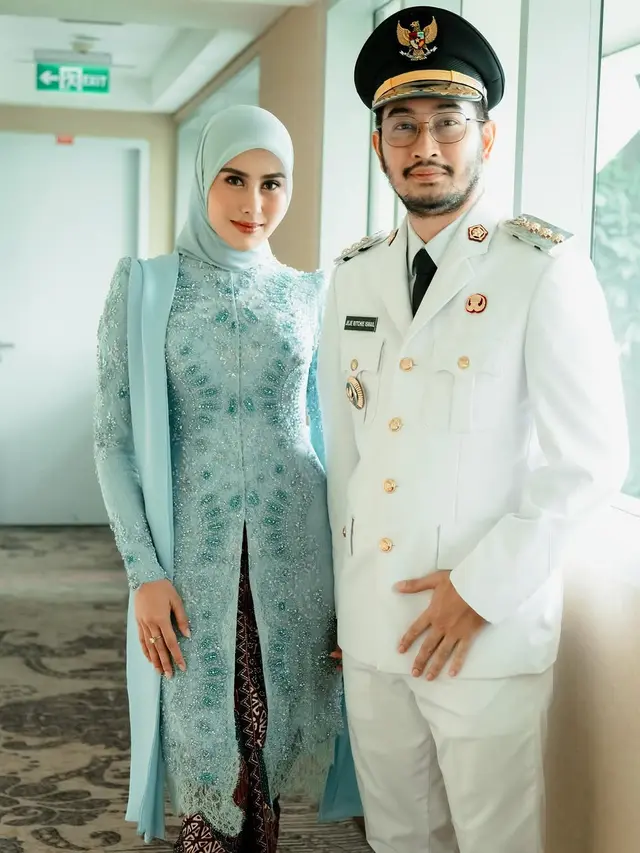Adu Gaya Kebaya Baby Blue Syahnaz Sadiqah & Beby Tsabina di Pelantikan Kepala Daerah