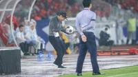 Shin Tae-yong pada pertandingan Timnas Indonesia melawan Jepang pada Kualifikasi Piala Dunia 2026 Zona Asia. (Bagaskara Lazuardi/Bola.com)