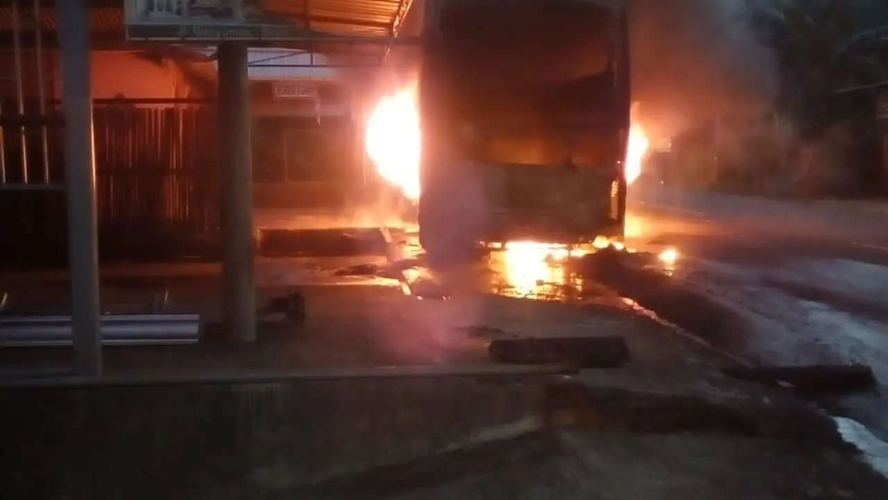 Bus Rosalia Indah jurusan Malang-Purwokerto terbakar di Krumput Kabupaten Banyumas, Jawa Tengah. (Foto: Liputan6.com/TRC BPBD Banyumas/Muhamad Ridlo)