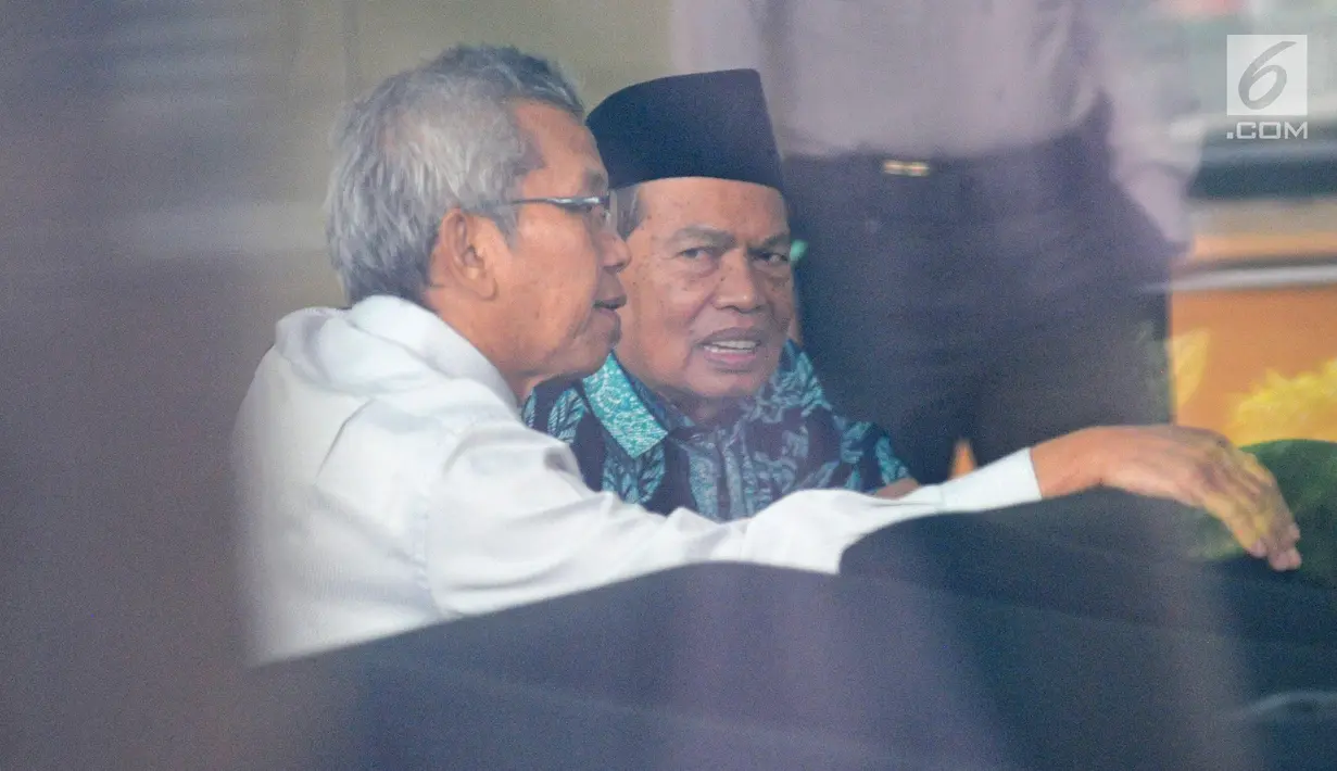 Tersangka Wali Kota Mojokerto Masud Yunus bercengkerama dengan seseorang usai menjalani pemeriksaan di Gedung KPK, Jakarta, Rabu (7/2). Masud diduga ikut terlibat melakukan penyuapan terhadap pimpinan DPRD Kota Mojokerto. (Liputan6.com/Herman Zakharia)