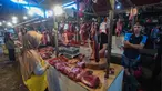 Penjual melayani pembeli daging sapi di Pasar Pondok Labu, Jakarta Selatan, Minggu (30/3/2025). (merdeka.com/Arie Basuki)