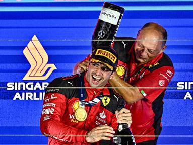 Pembalap Spanyol dari tim Scuderia Ferrari, Carlos Sainz yang memulai balapan dari posisi pole position berhasil menjadi yang tercepat dalam balapan F1 GP Singapura 2023 sepanjang 62 laps yang berlangsung di Marina Bay Street Circuit, Singapura, Minggu (17/9/2023) malam WIB dengan catatan waktu 1 Jam 46 menit 37,418 detik. Posisi kedua ditempati pembalap MCLaren, Lando Norris dan posisi ketiga diisi oleh pembalap Mercedes, Lewis Hamilton. Satu yang unik dari hasil balapan seri ke-15 musim ini adalah menjadi kali pertama tak ada pembalap dari tim Red Bull yang meraih podium seperti pada 14 seri sebelumnya. Raihan terbaik pembalap Red Bull dicapai oleh Max Verstappen, juara 12 kali musim ini, yang finis di posisi kelima. (AFP/Lillian Suwanrumpha)