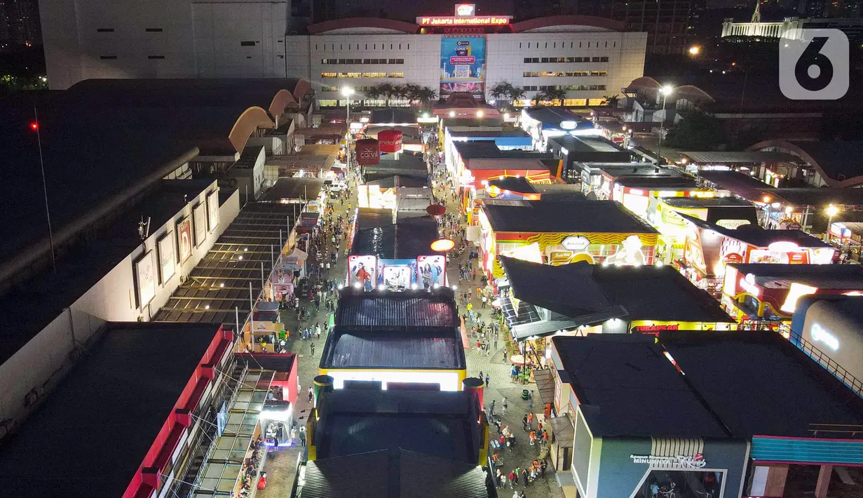 Foto udara memperlihatkan suasana Jakarta Fair 2022 (JFK 2022) atau Pekan Raya Jakarta (PRJ) pada hari pertama pembukaan di JIEXpo Kemayoran, Jakarta Pusat, Kamis (9/6/2022). Jakarta Fair 2022 akan berlangsung pada 9 Juni hingga 17 Juli 2022. (Liputan6.com/Herman Zakharia)
