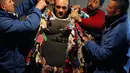 Seorang pria Spanyol tengah bersiap memakai kostum setan untuk menjadi Jarramplas, atau perwujudan iblis, Spanyol, Selasa (20/1/2015). (Reuters/Sergio Perez)