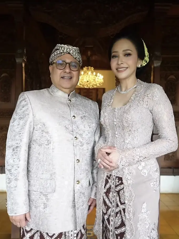 Maia Estianty dan suami kompak di saat Siraman 7 Bulanan Alyssa Daguise. [@maiaestiantyreal]