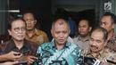 Ketua KPK Agus Rahardjo (tengah) bersama Kepala PPATK Kiagus Ahmad Badaruddin (kanan) dan Wakil Kepala PPATK Dian Ediana Rae (kiri) menjawab pertanyaan wartawan usai melakukan pertemuan di Gedung KPK, Jakarta, Selasa (6/3). (Liputan6.com/Herman Zakharia)