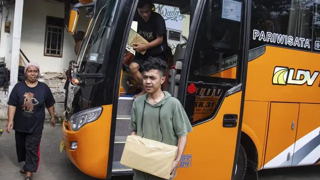 Sejumlah warga Desa Waadas yang diciduk polisi dipulangkan dengan Bus sewaan yang dipesan Ganjar Pranowo.(Istimewa)