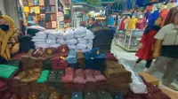 Pedagang seragam sekolah di Pasar Induk Rau (PIR) Kota Serang, Banten. (Yandhi/Liputan6.com)