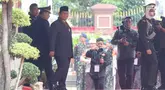 Menteri Pertahanan dan Presiden terpilih pada Pemilu 2024, Prabowo Subianto (ketiga kiri) usai menerima tanda kehormatan Bintang Bhayangkara Utama dari Kapolri Jenderal Pol Listyo Sigit Prabowo di Markar Besar Kepolisian Republik Indonesia, Jakarta, Kamis (20/6/2024). (Liputan6.com/Herman Zakharia)