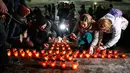 Warga menempatkan lilin di Katedral Kristus Juruselamat Moskow, Rusia, Senin (12/2). Mereka menyalakan 71 lilin sebagai simbol jumlah korban tewas dalam kecelakaan pesawat Rusia di Moskow. (Maxim ZMEYEV / AFP)