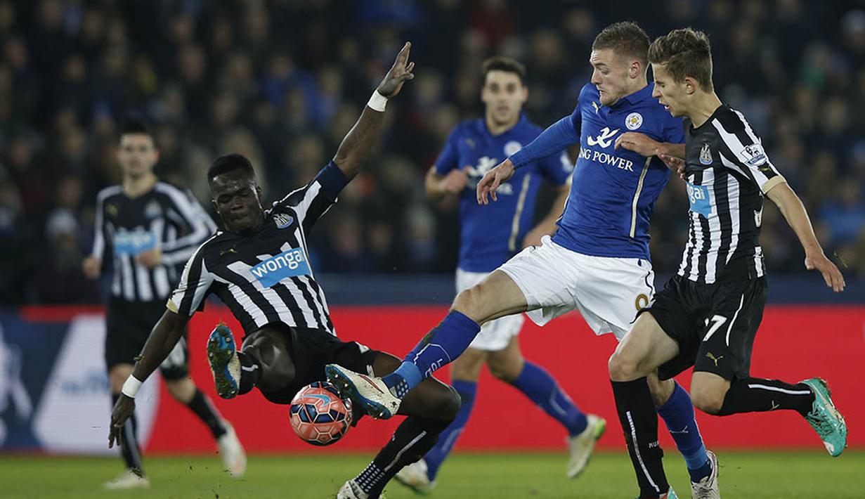 Leicester sendiri kini berhasil menjadi pimpinan klasemen Liga Premier Inggris unggul  satu angka dari MU yang ada di posisi kedua. (AFP Photo/Adrian Dennis)