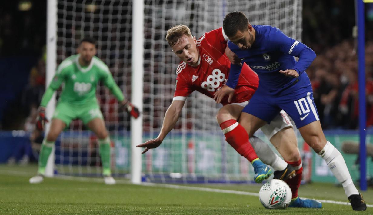 Gelandang Chelsea, Eden Hazard, berusaha melewati bek Nottingham Forest, Ben Osborn, pada laga Piala Liga di Stadion Stamford Bridge, London, Rabu (20/9/2017). Chelsea menang 5-1 atas Forest. (AP/Kirsty Wigglesworth)