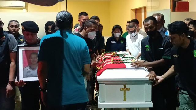 Jenazah AKBP Buddy Alfrits Towoliu saat dibawa menuju ke RSPAD Gatot Soebroto