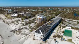 Kondisi kondominium yang rusak setelah Badai Ian melewati daerah itu di sepanjang pantai Pulau Sanibel, Florida, Amerika Serikat, 30 September 2022. Setelah dari Kuba Badai Ian kemudian menuju Florida, tetapi kekuatannya telah melemah menjadi badai kategori dua dengan kecepatan angin mencapai 150 kilometer per jam. (AP Photo/Steve Helber)