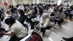 Antusiasme mahasiswa program Vokasi Universitas Indonesia terlihat dari awal hingga akhir sesi. Ini menunjukkan rasa ingin tahu yang besar terhadap dunia branding dan jurnalistik di era digital. Tampak dalam foto, mahasiswa program Vokasi Universitas Indonesia saat mengikuti gelaran program Liputan6.com Connect di kampus Vokasi Universitas Indonesia, Depok, Jawa Barat pada 11 November 2025. (Liputan6.com/Helmi Fithriansyah)