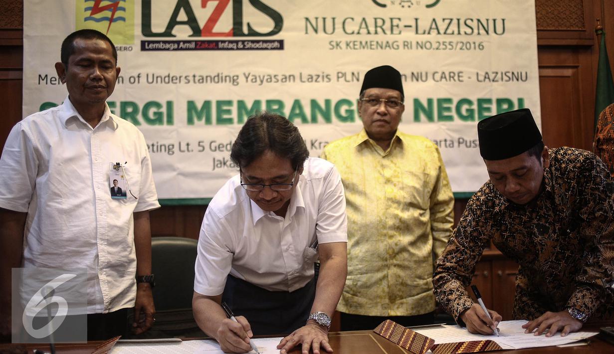 Ketua Umum PBNU, KH. Said Aqil menyaksikan penandatangan MoU Pendistribusian dan Pendayagunaan Zakat NU Care - LAZISNU dengan Yayasan PLN di Gedung PBNU, Jakarta, Kamis (29/12). (Liputan6.com/Faizal Fanani)