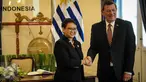 Menlu RI Retno Marsudi berjabat tangan dengan Menlu Uruguay Rodolfo Nin Novoa saat kunjungan di Gedung Pancasila, Jakarta, Selasa (11/10). Kedua Menlu melakukan pertemuan bilateral bidang ekonomi, perdagangan dan investasi. (Liputan6.com/Faizal Fanani)