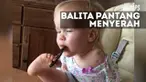 Meski tidak memiliki tangan sempurna, balita ini tetap berusaha makan sendiri dengan kedua kaki yang dimiliki