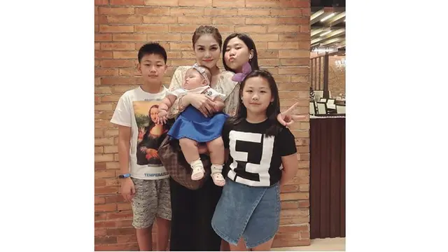 Menikah dengan Andri Tanu Wijaya, DJ Butterfly resmi menjadi ibu tiri dari tiga orang anak.