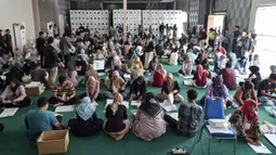 Komisi Independen Pemilihan (KIP) Kota Banda Aceh mulai menyortir dan melipat surat suara Pemilu 2024 yang digelar serentak antara pemilihan calon anggota legislatif dengan pemilihan pasangan calon presiden dan wakil presiden. (CHAIDEER MAHYUDDIN/AFP)