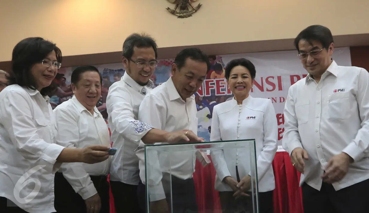 Ketua PMI Provinsi DKI Jakarta Rini Sutiyoso (ketiga kanan) saat melihat proses penghimpuna dana di Gedung PMI Jakarta, Jumat (16/10/2015). PMI bersama para kalangan pengusaha melakukan kegiatan bulan dana PMI 2015. (Liputan6.com/Angga Yuniar)
