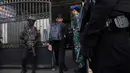 Ledakan pertama meletup dari dalam musala lantai tiga. Tampak dalam foto, petugas kepolisian berjaga di gerbang SMAN 72 Jakarta pada Jumat 7 November 2025. (AP Photo/Dita Alangkara)