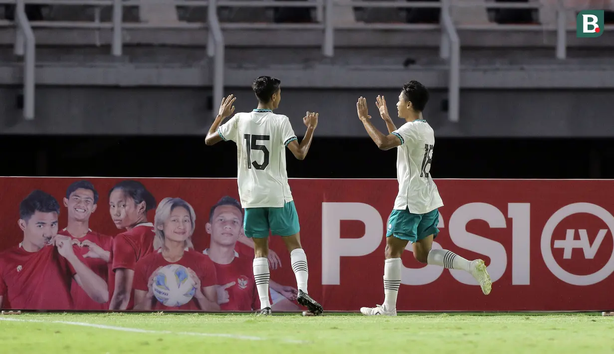 Pada menit ke-22 Timnas Indonesia U-20 menambah keunggulan menjadi 2-0 lewat gol Alfriyanto Nico (kanan). Kerja sama satu duanya dengan Rabbani Tasnim Siddiq diselesaikan dengan sepakan ke arah tiang jauh yang tidak mampu dijangkau kiper Timnas Hongkong U-20, Pong Cheuk Hei. (Bola.com/Ikhwan Yanuar)