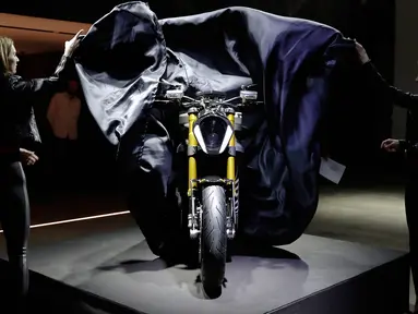Model menampilkan prototipe sepeda motor listrik keluaran perusahaan asal Italia, Volt selama pameran di Milan, Italia (16/3). Kecepatan sepeda motor listrik ini dapat mencapai 100 km/jam dalam waktu 4,6 detik. (AP Photo/Antonio Calanni)