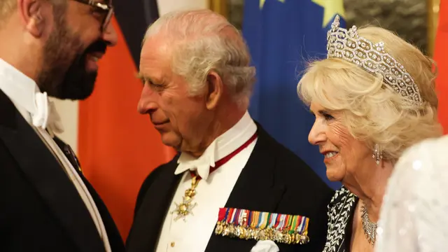 Ratu Camilla Berkilau dalam Balutan Tiara Greville dan Kalung Berlian Ratu Elizabeth di Pesta Kenegaraan