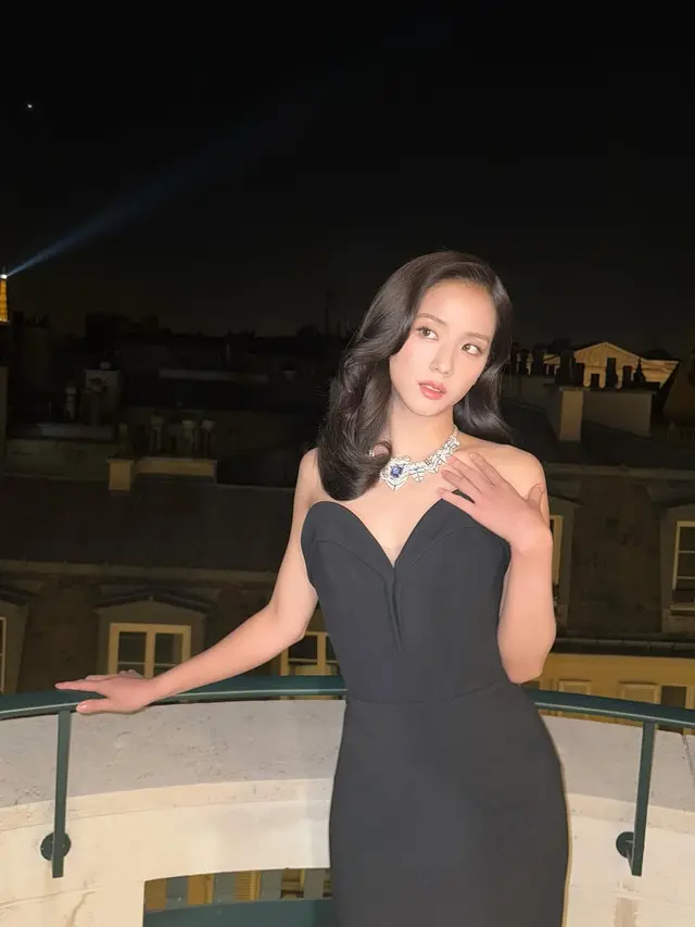 Gaya Mahal Jisoo BLACKPINK di Grand Dîner du Louvre: Pancarkan Aura Puteri Bangsawan dengan Kalung Sapphire 26 Karat