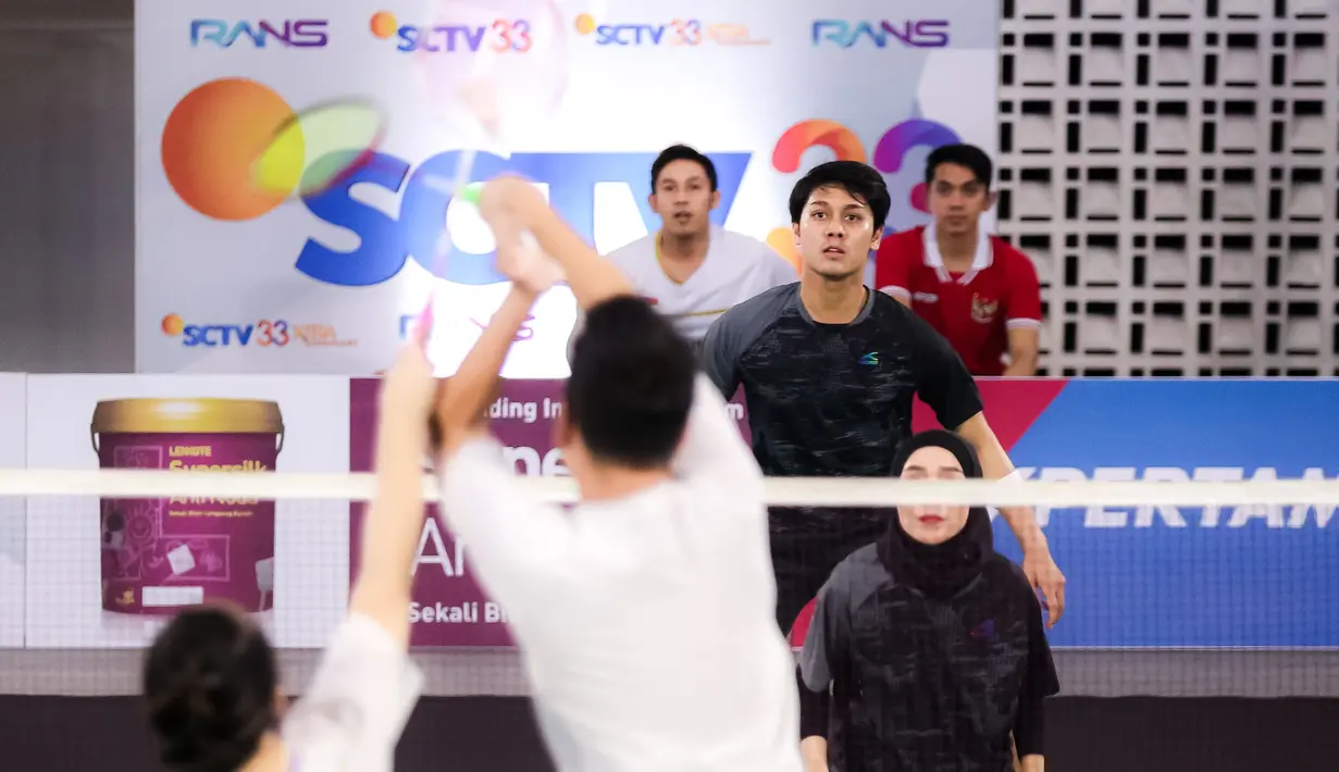 Pasangan selebritas, Rizky Billar dan Lesti Kejora saat bertanding melawan pasangan Raffi Ahmad dan Nagita Slavina pada laga bulu tangkis Turnamen Olahraga Selebriti Indonesia (TOSI) di GOR UNJ, Jakarta, Minggu (16/07/2023). Pasangan Rizky dan Lesti menang dua set langsung atas pasangan Raffi dan Gigi dengan skor 21-12, 21-10. (Bola.com/Bagaskara Lazuardi)