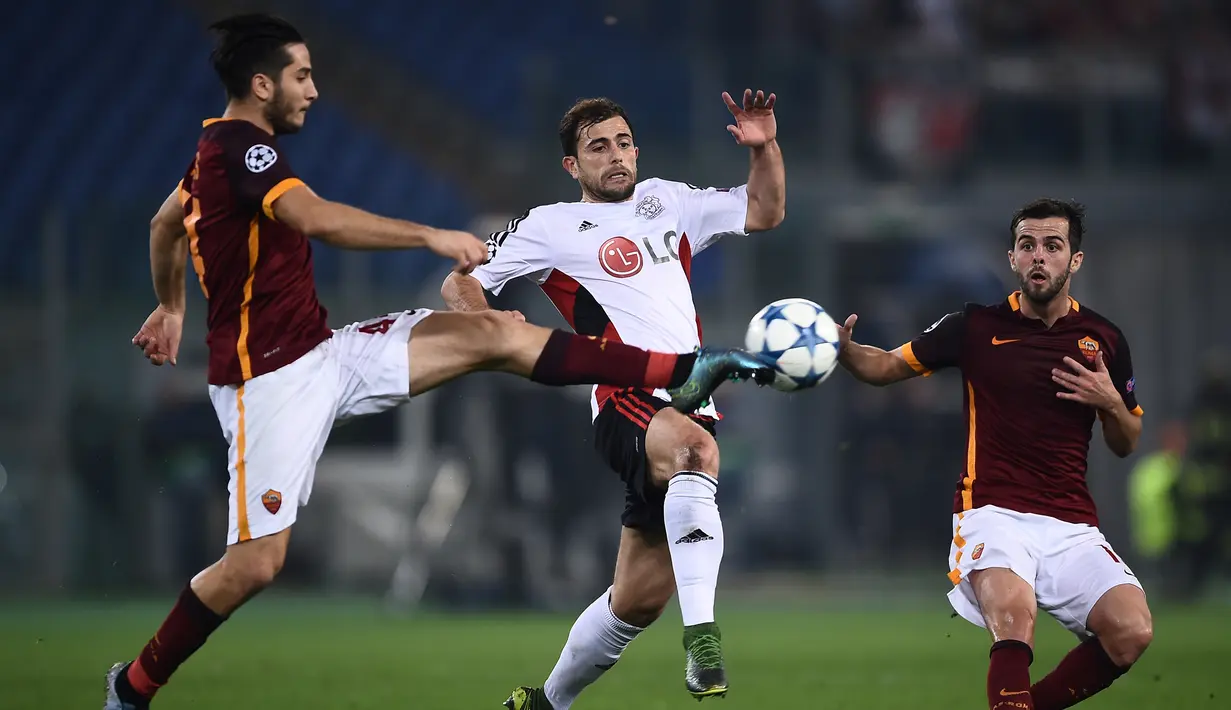 Perebutan bola antara pemain AS Roma dan Bayer Leverkusen dalam laga Grup E Liga Champions di Stadion Olimpico, Roma, Kamis (5/11/2015) dini hari WIB. (AFP Photo/Filippo Monteforte)